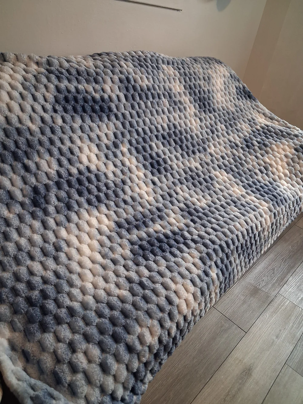 Source Unknown Plush Textured Throw Blanket in White and Gray